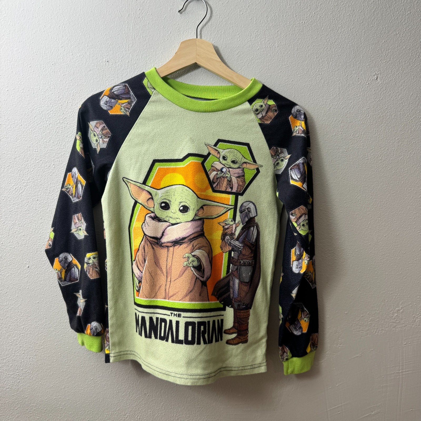 The Madalorian Baby Yoda Pajama Long Sleeve Shirt Fleece Kids Unisex Medium 8/10 — photo 1