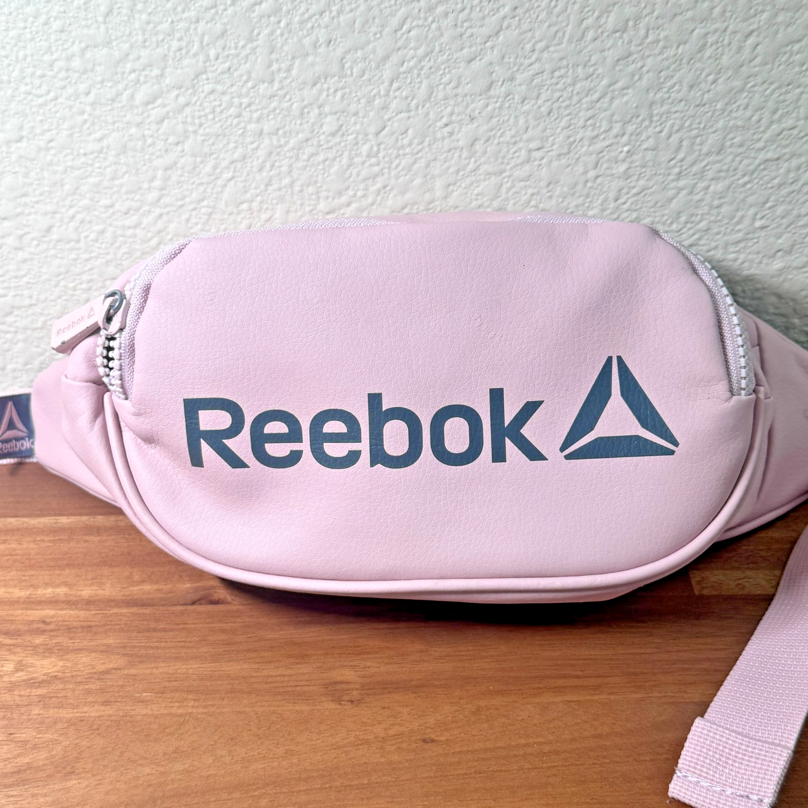 Reebok Xenon Pink Fanny Pack Purse Bag Waist Bag Crossbody Adjustable Belt Bag — photo 1