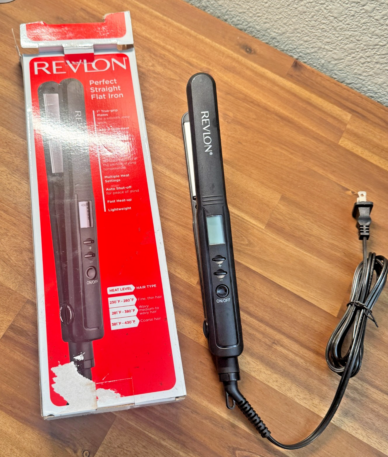 Revlon 1" Plates Perfect Straight Ceramic Flat Iron LED Screen Up to 430 F — photo 1